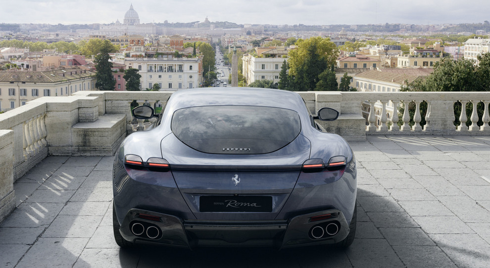 La nuova Ferrari Roma sulla terrazza del Pincio della Capitale