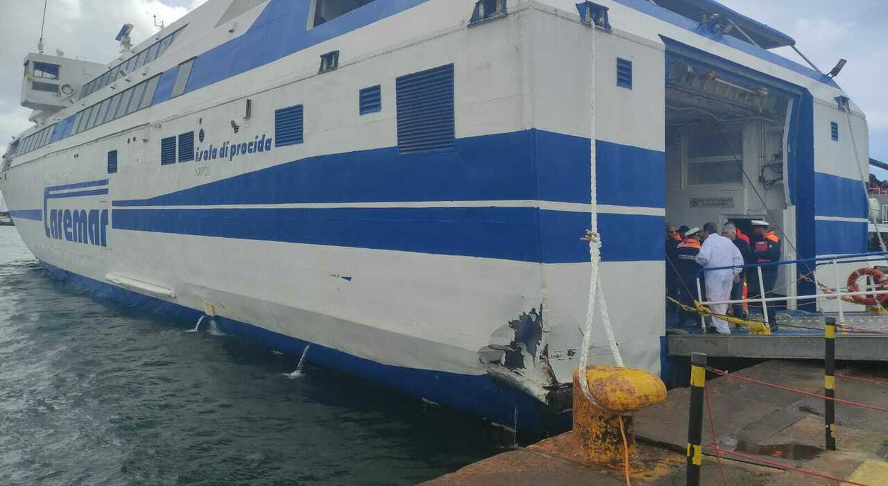 Porto di Napoli, nave contro banchina al Molo Beverello: 10 feriti in ospedale