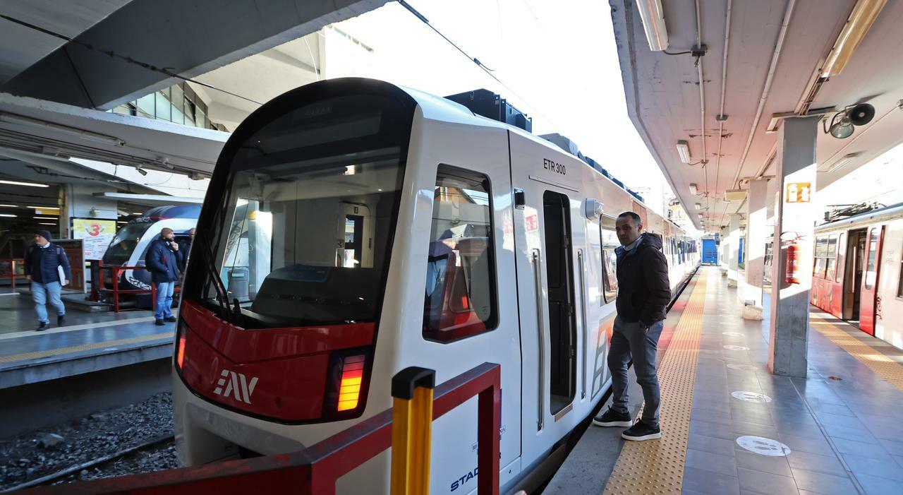 Napoli, c'è il nuovo treno della Circumvesuviana: ma i pendolari protestano