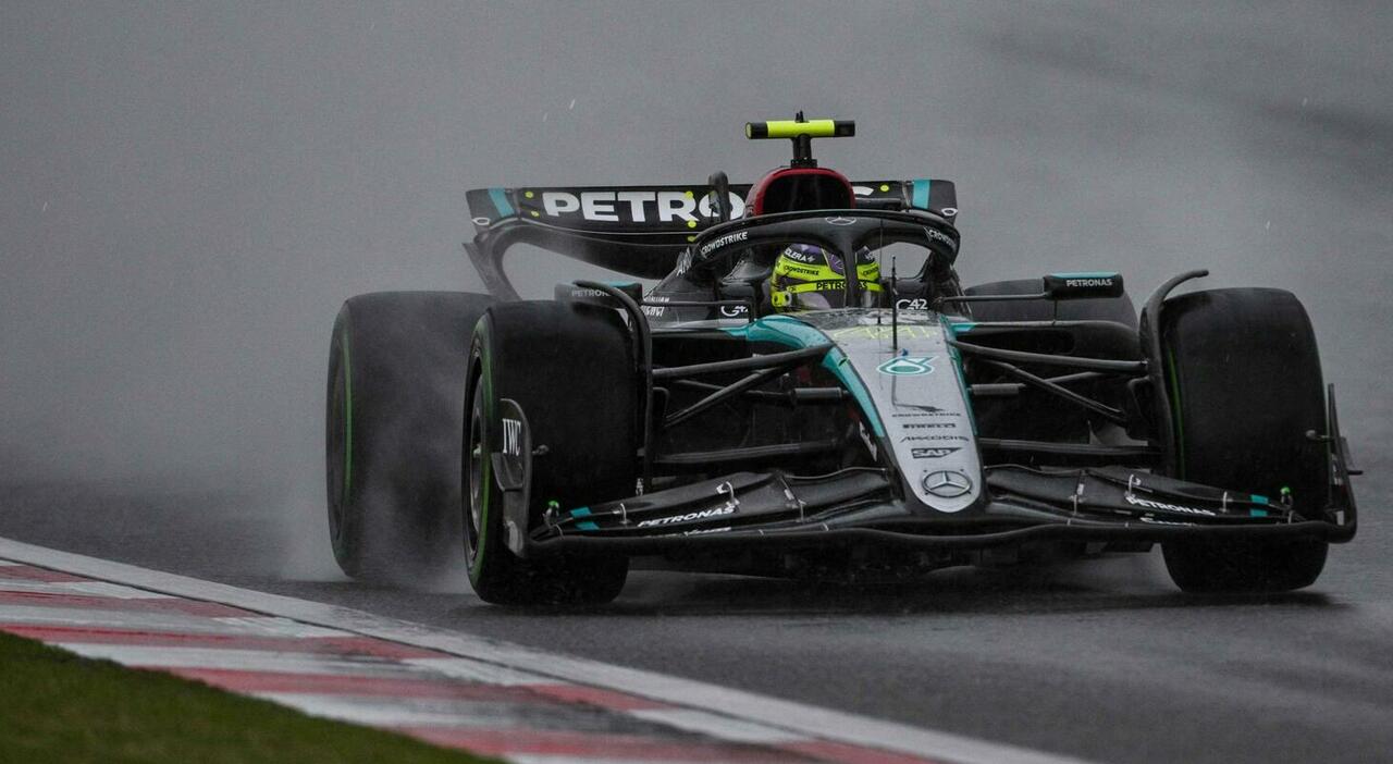 Lewis Hamilton con la Mercedes in prima fila nelle qualifiche della gara Sprint a Shanghai