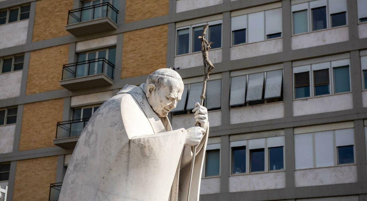 Papa Francesco «ha dormito e sta riposando», l