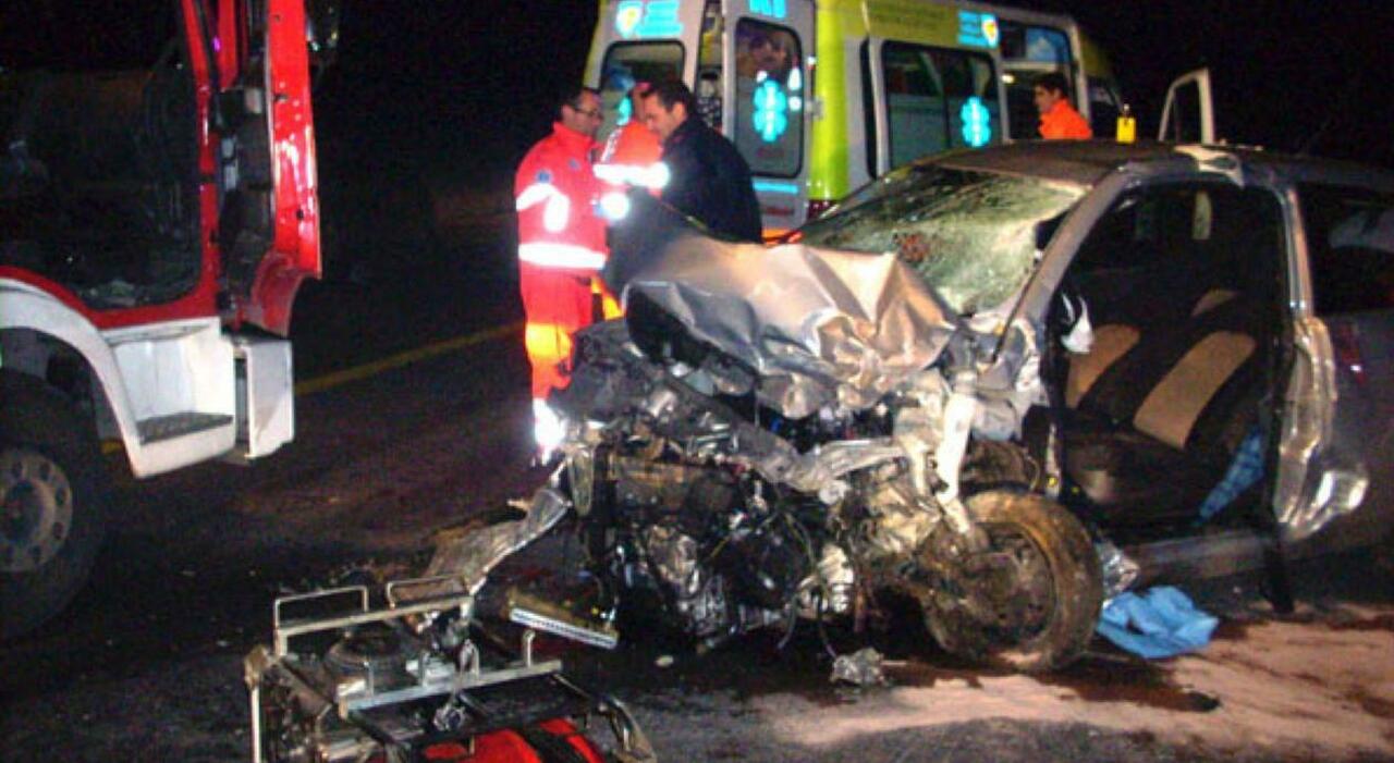 Incidente tra auto e ciclista a Roma, due giovani perdono la vita