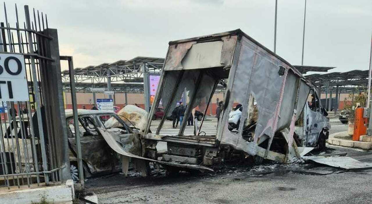 Maxi rapina a Fiumicino, auto in fiamme e chiodi per bloccare le strade vicino a Commercity: banda in fuga