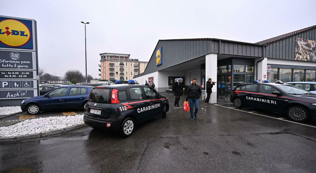 Accoltellata dal marito dopo una lite nel parcheggio di un supermercato, 39enne in fin di vita. I clienti lapidano l