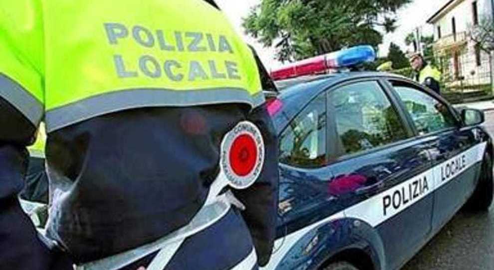 Polizia locale blocca auto perché non paga multe. Fa causa al Comune e chiede 26 mila euro