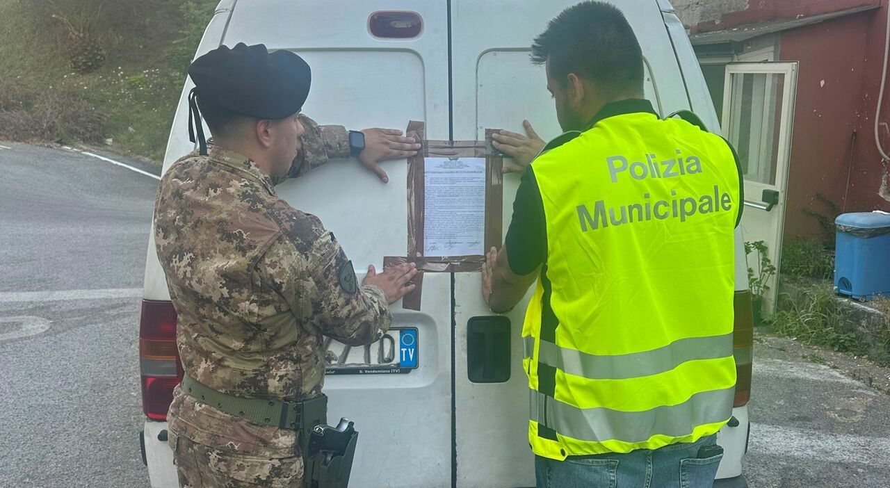 Autocarro Con Rifiuti Sequestrato Nel Campo Rom Di Scampia Per Il