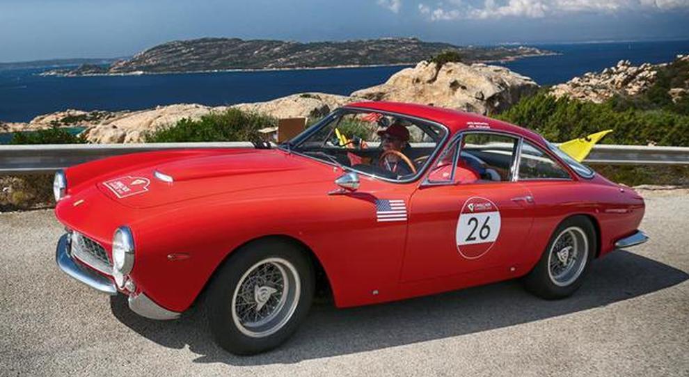 Una Ferrari d'epoca alla Cavalcade in Sardegna