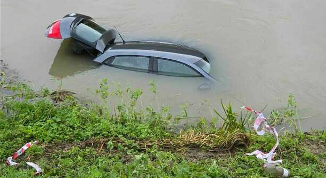 Auto sbanda e finisce nel canale, coppia miracolata: le due persone escono da sole dall