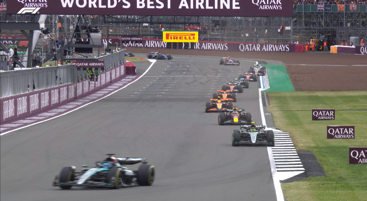 GP Silverstone, la diretta: le Mercedes di Russell e Hamilton guadagnano su Verstappen, inseguito da Norris