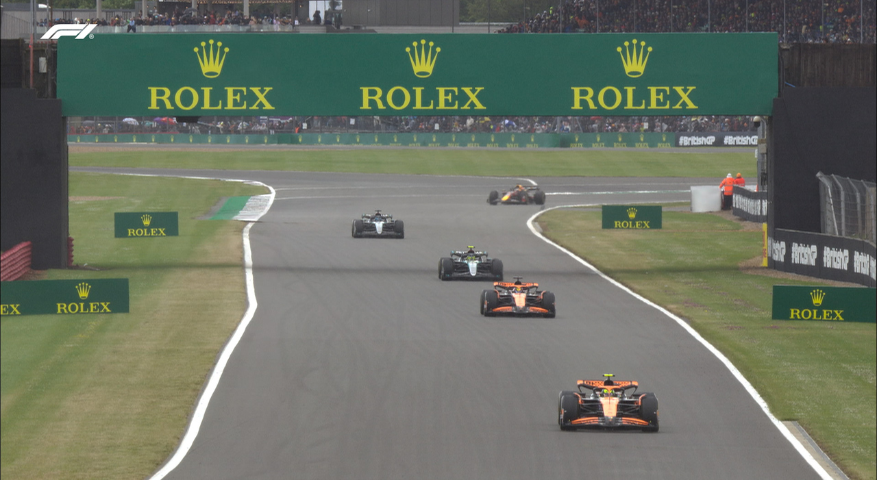 GP Silverstone, la diretta: le McLaren guidano la gara con Norris e Piastri, Leclerc doppiato, scelta gomme sbagliata