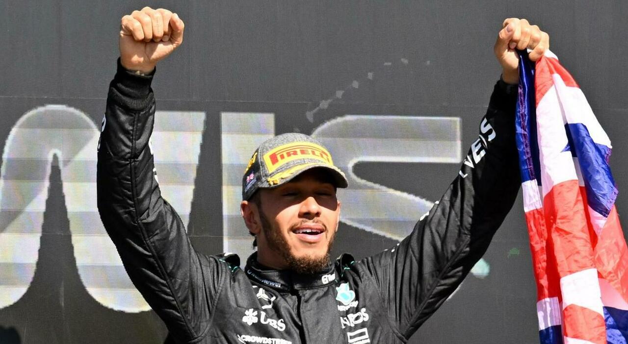 Hamilton, lacrime di gioia a Silverstone: batte per un soffio Verstappen. Terzo Norris, quinta la Ferrari di Sainz