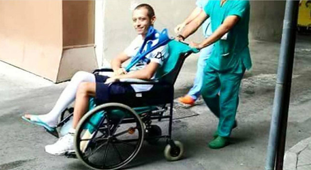 Valentino Rossi lascia l'ospedale di ancona sulla sedia rotelle per iniziare subito la riabilitazione