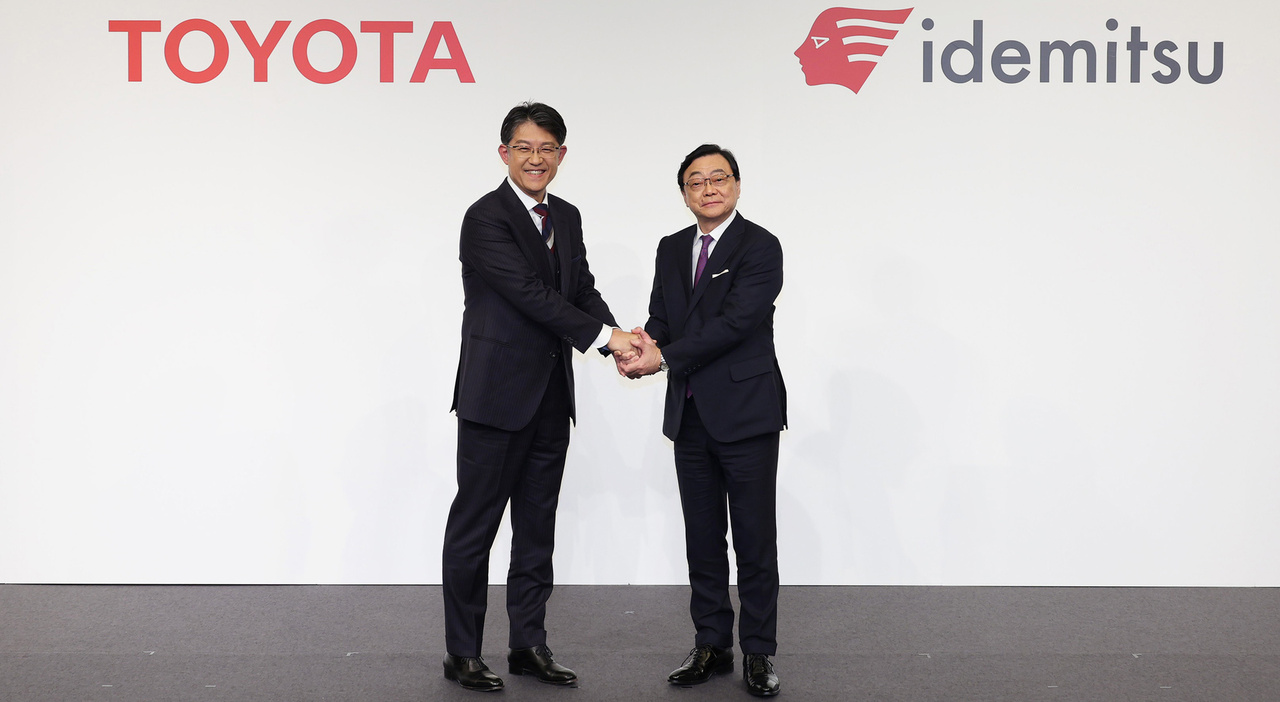 Nella foto Koji Sato, presidente e ceo di Toyota Motor Corporation, e Shunichi Kito, suo omologo della Idemitsu Kosan. Le due aziende svilupperanno insieme chimica ed industrializzazione delle batterie allo stato solido.