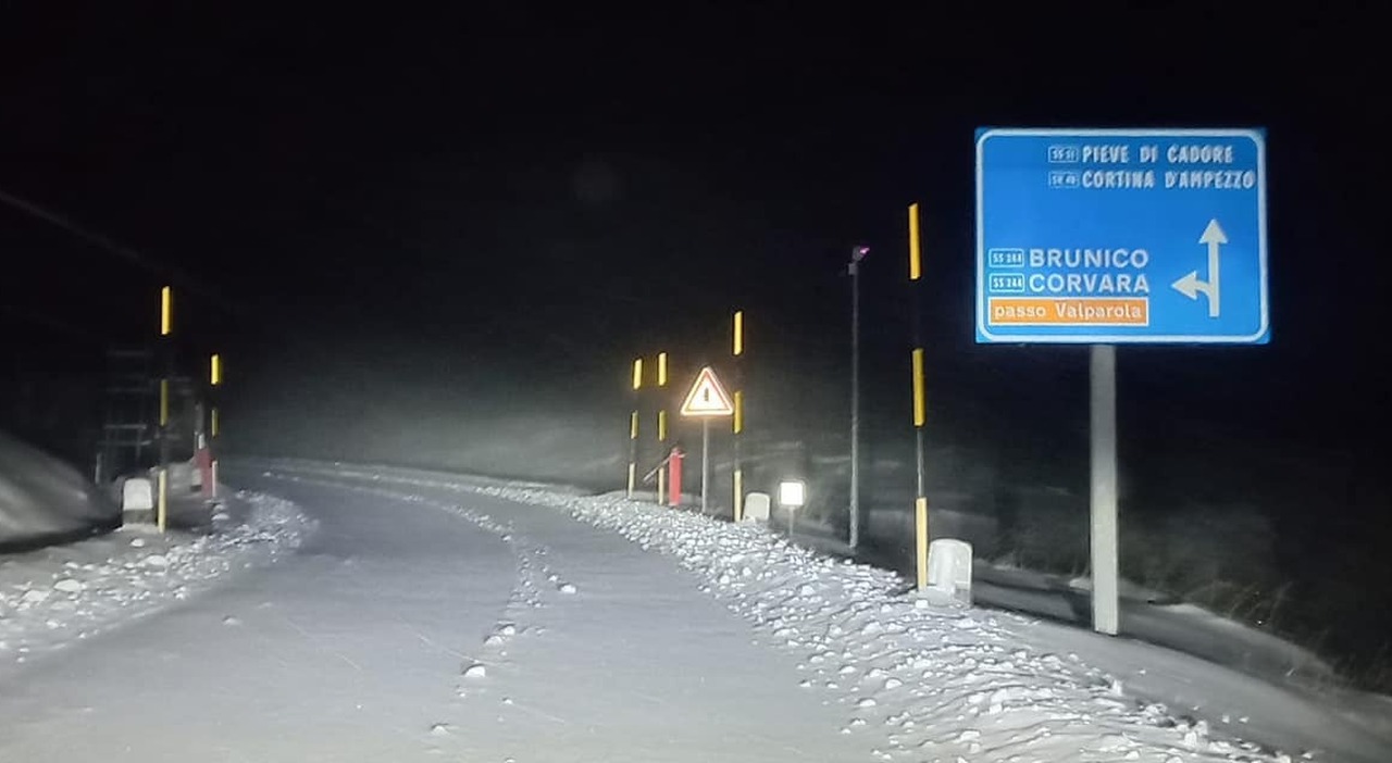 Neve, vento forte e acqua alta a Venezia: il maltempo sferza il Veneto. La situazione di strade e passi