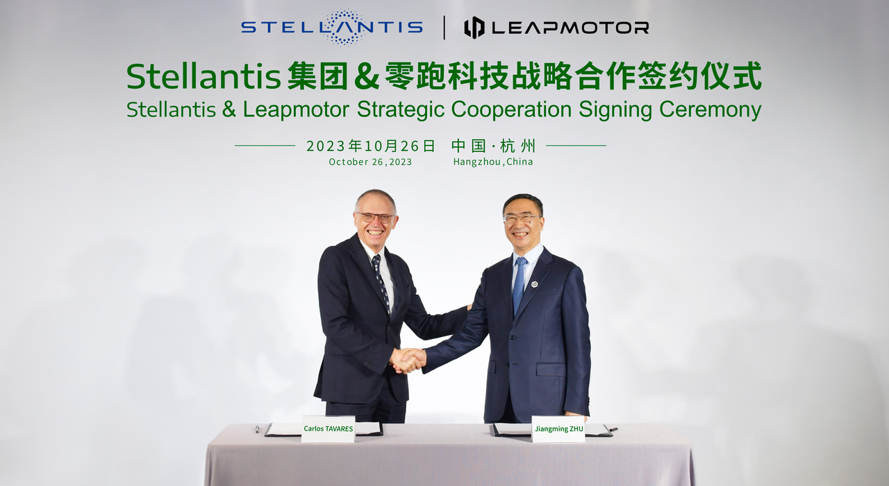 Carlos Tavares, il numero uno di Stellantis stringe la mano a Zhu Jiangming, fondatore e CEO di Leapmotor