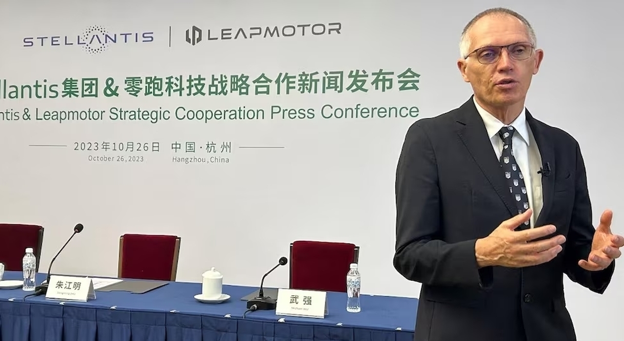 Il numero uno di Stellantis Carlos Tavares, in conferenza stampa a Hangzhou sull accordo con il produttore cinese di veicoli elettrici Leapmotor