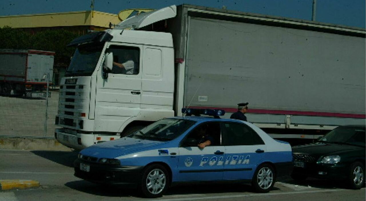 In autostrada con un Tir pieno di gas asfissiante: camionista fermato dalla polizia senza documenti a Porto Sant