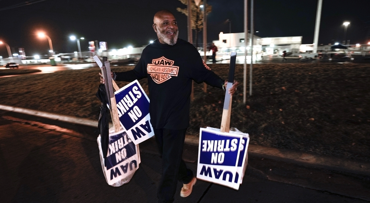 Lavoratori Uaw di Ford mettono via i cartelli dopo l'accordo