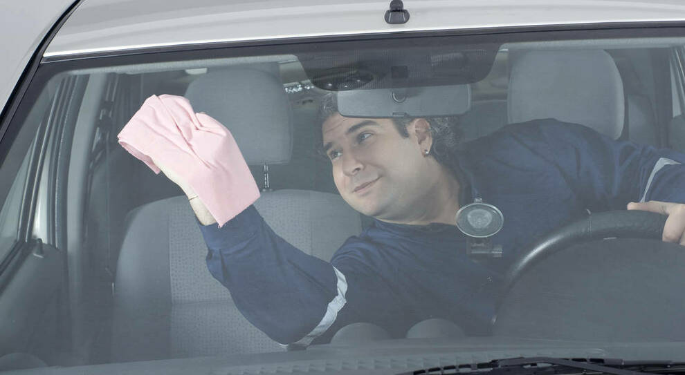 Visibilità in auto, ecco come tenere il parabrezza pulito e al sicuro in inverno. Consigli contro pioggia, neve e ghiaccio