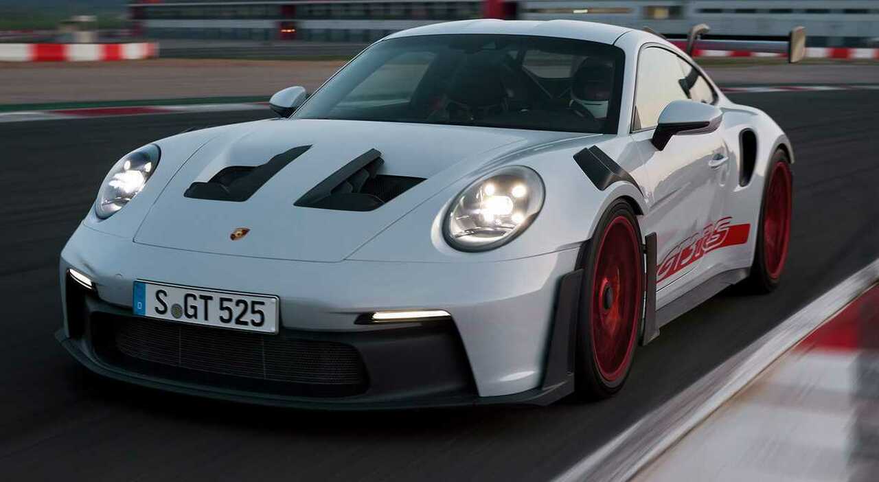 La Porsche 911 GT3 RS riprende soluzioni riprese dalle versioni da corsa e ha un'aerodinamica attiva che le permette di avere 860 kg di deportanza. Il motore è il mitico 6-boxer 4 litri aspirato da 525 che raggiunge i 9.000 giri/min