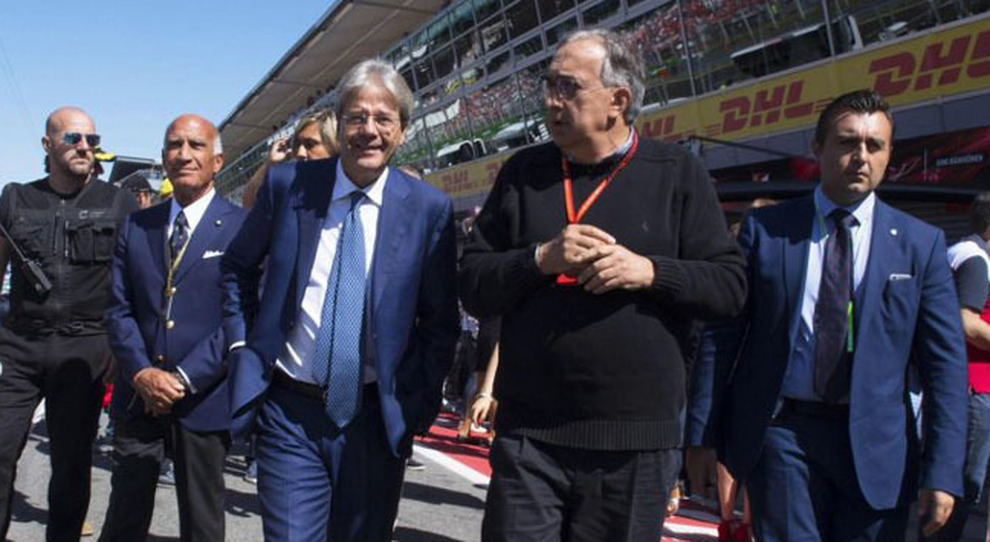 Il presidente del consiglio Paolo Gentiloni e Sergio Marchionne presidente della Ferrari ai box di Monza