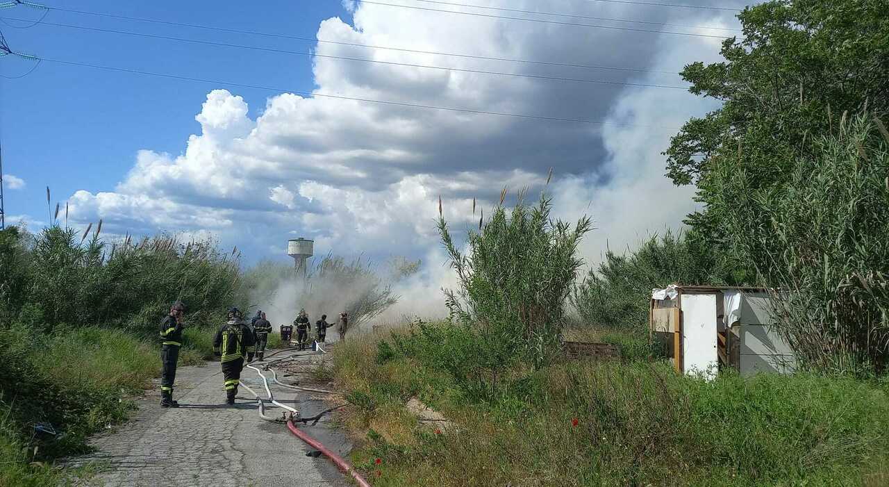 Firefighters Battle Blaze at Illegal Landfill in Rome's Outskirts