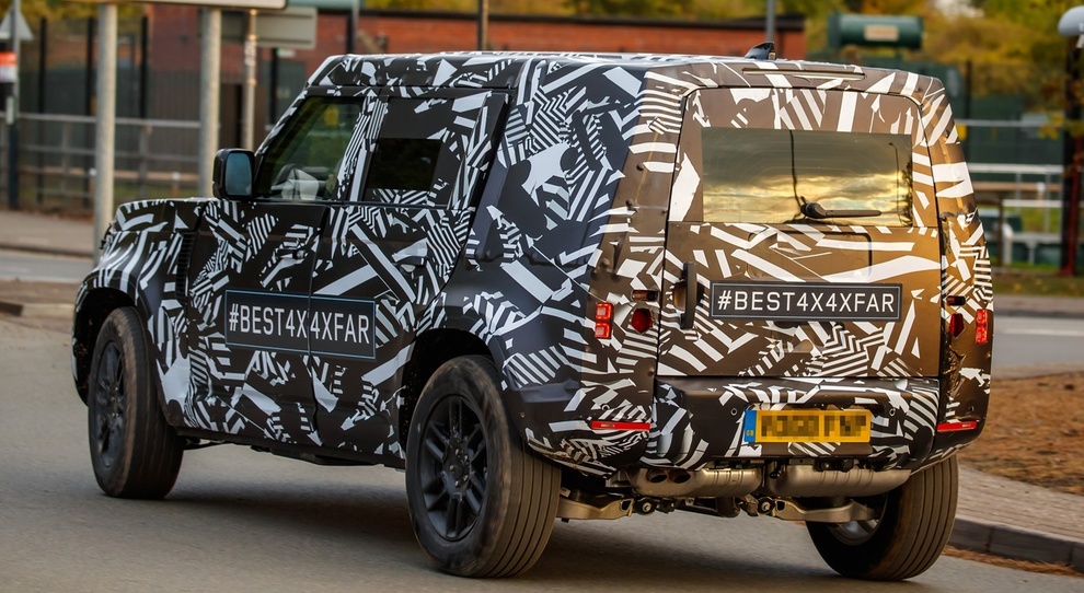 Il nuovo Land Rover Defender in versione camouflage durante i test di preserie
