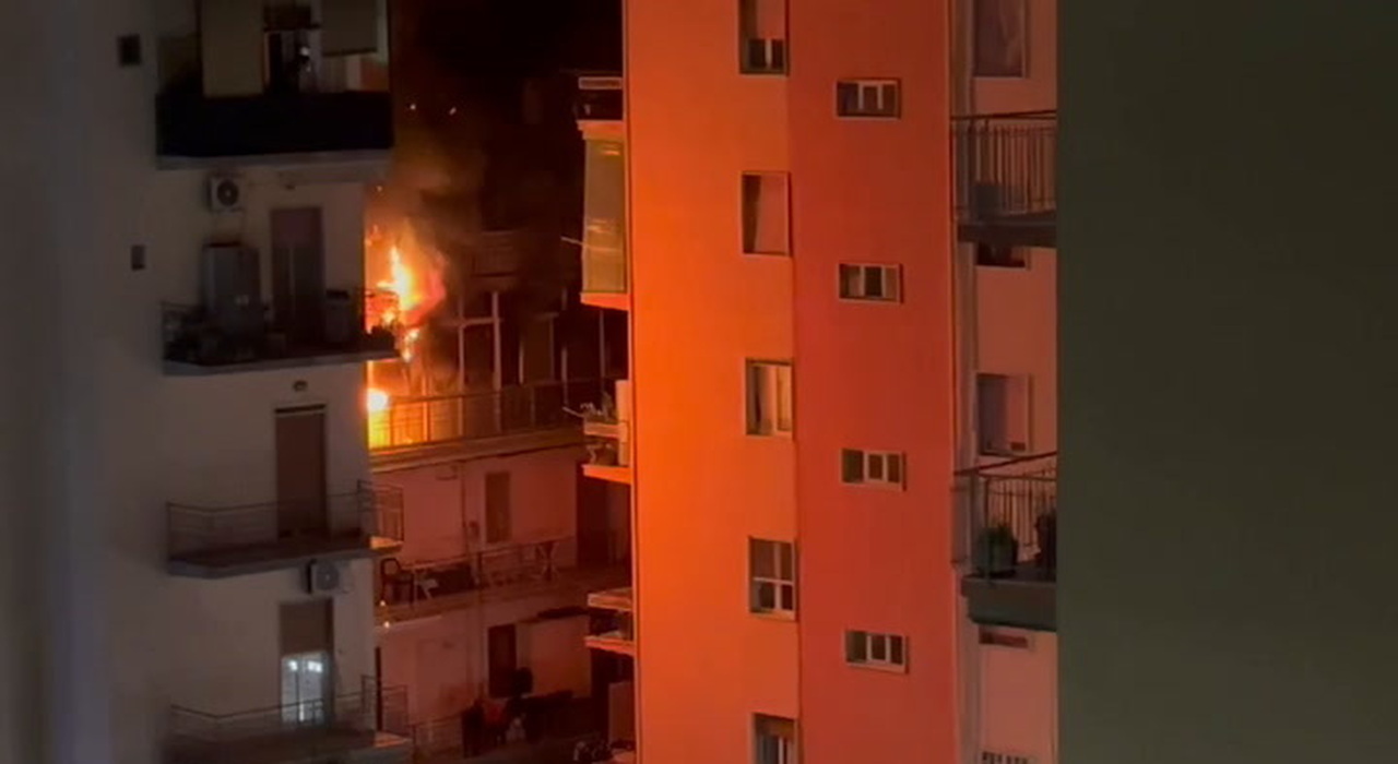 Incendio In Un Palazzo A Portici