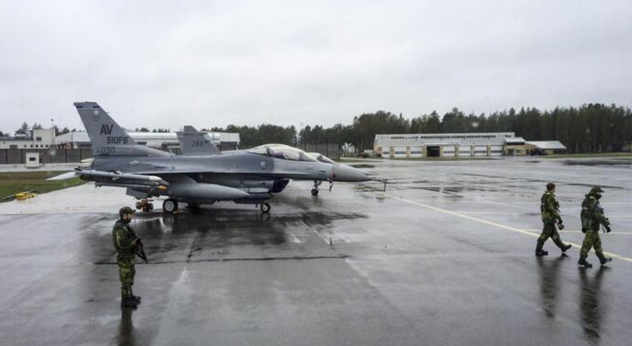 Jet russi minacciano spazio aereo polacco, scramble degli F-16 della Nato: «Lanciavano razzi verso l'Ucraina»