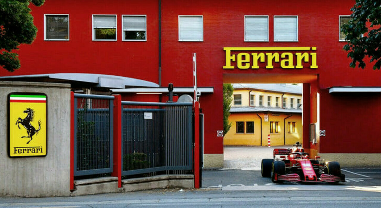 Una Ferrari F1 esce dalla storica sede di Maranello