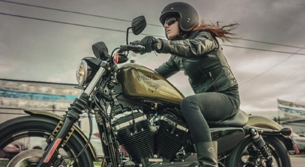 Una Harleysta donna come la vincitrice della Dark Custom Demo Campaign 2017