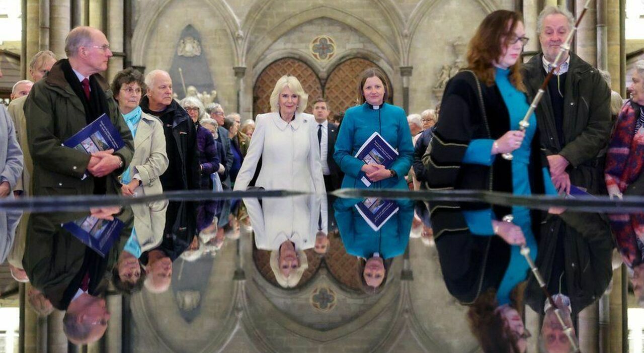 Königin Camilla trotzt dem schlechten Wetter: Ihre erste öffentliche Veranstaltung nach der Krebsdiagnose von König Karl III