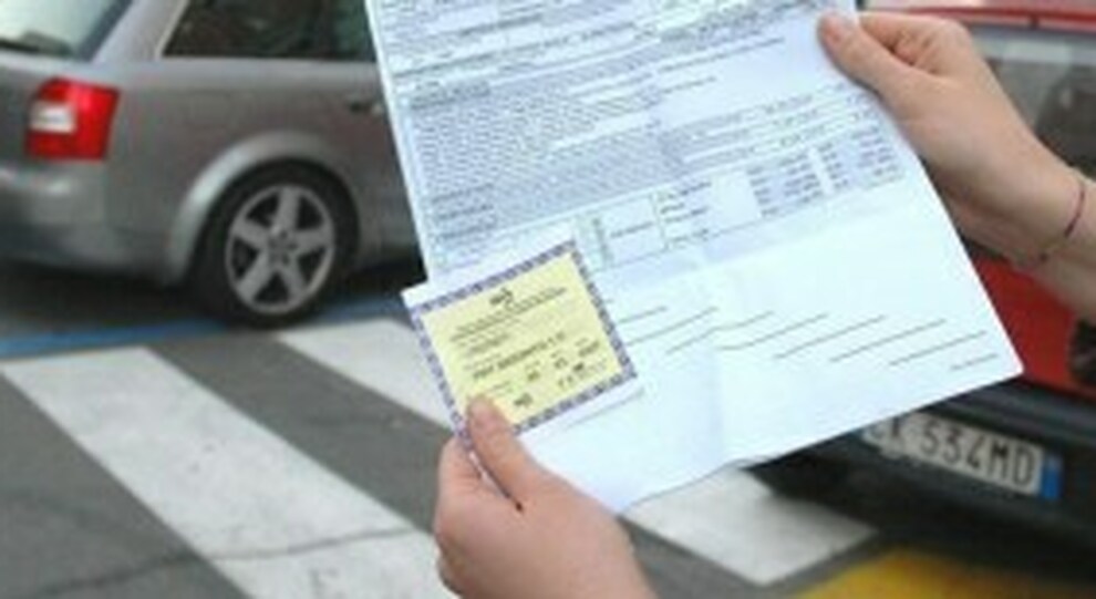 False assicurazioni auto pagate con ricarica alla Postepay. Vittime molti automobilisti