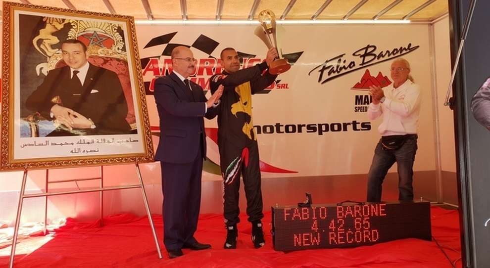Fabio barone premiato dopo la conquista dello Speed World Record in Marocco