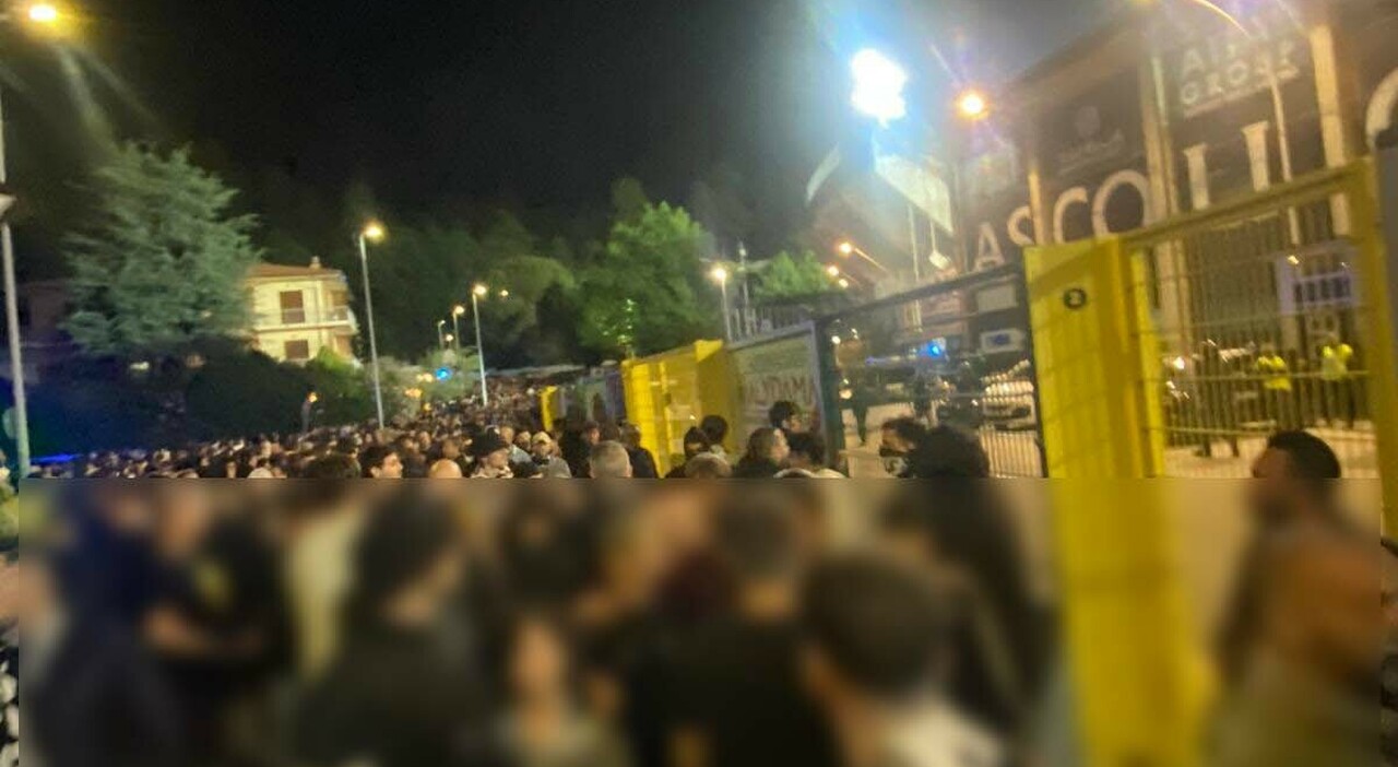 Ascoli retrocesso in Serie C: contestazioni e lancio di lacrimogeni davanti allo stadio