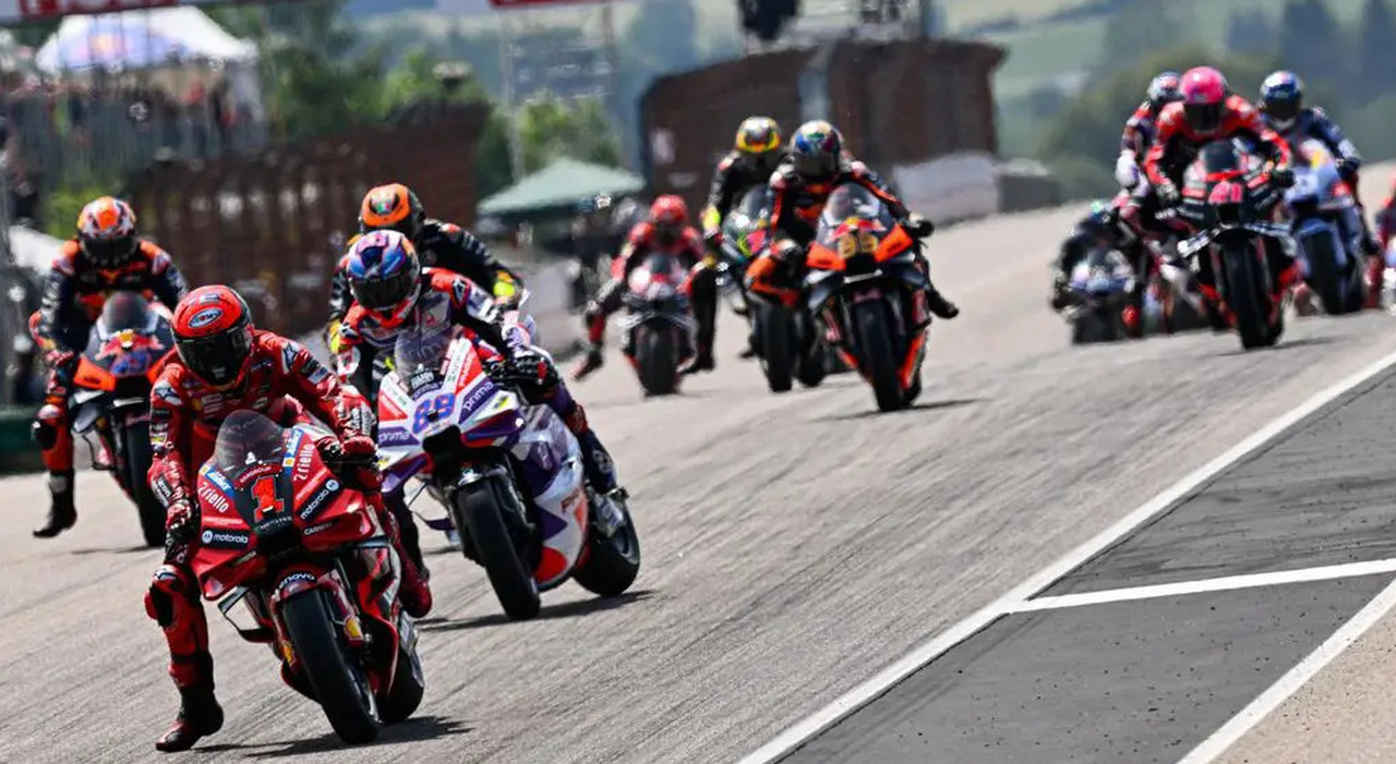 La partenza di una gara di MotoGp