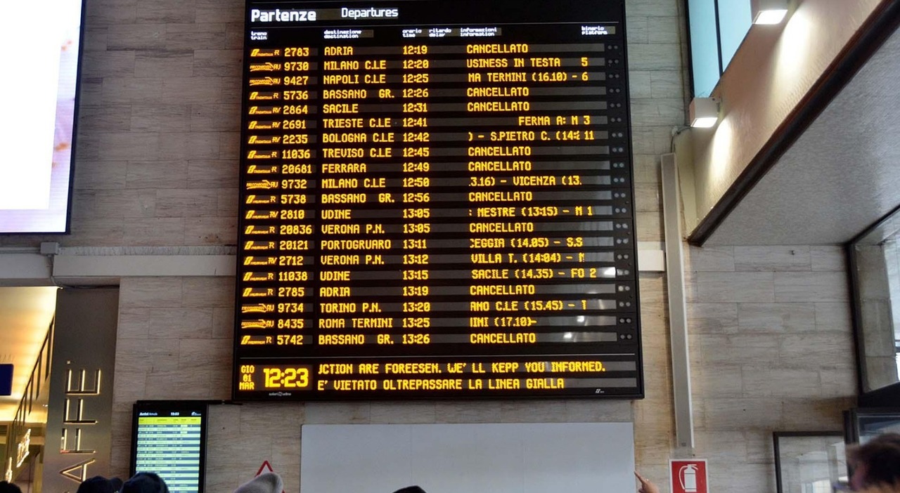 Sciopero dei trasporti venerdì 10 gennaio, agitazione di 24 ore  all'aeroporto di Venezia e stop di 4 ore per treni e bus. La lista dei  convogli garantiti