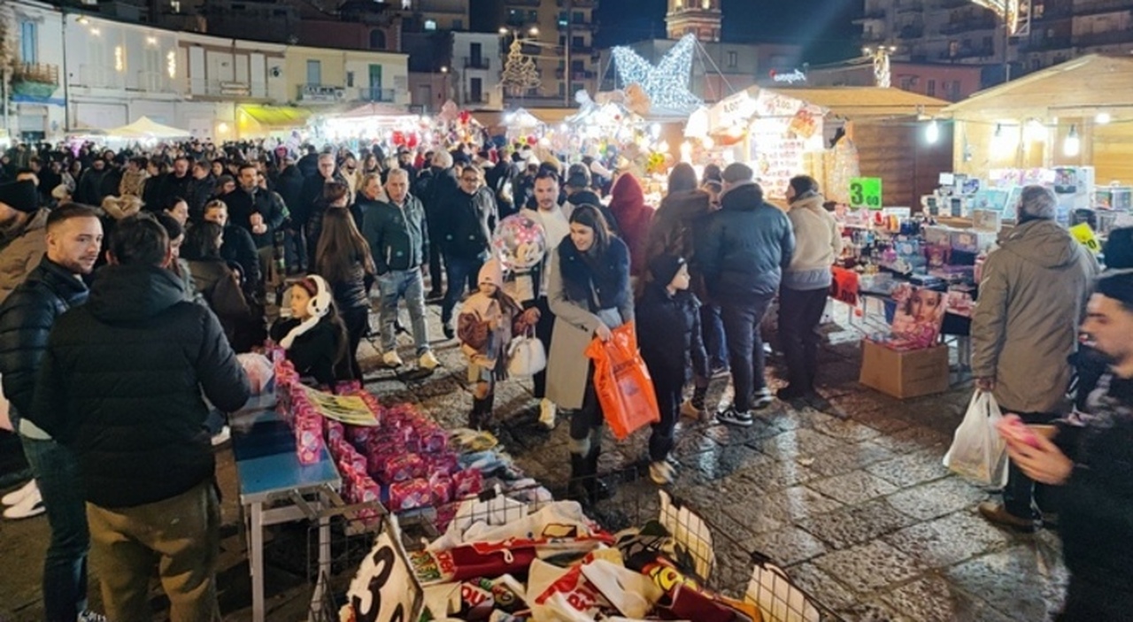 Napoli, in 50mila in Piazza Mercato per la Befana: «Ripartiamo da qui»