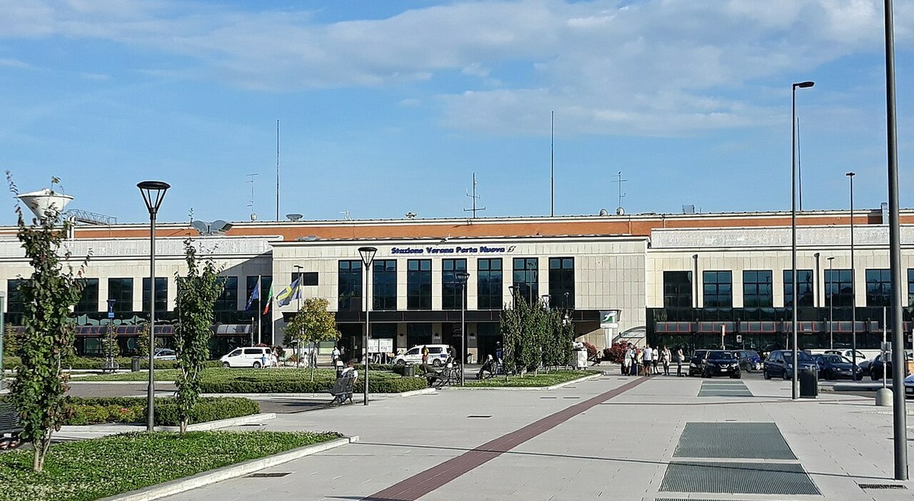 Verona, aggredisce agenti con un coltello in stazione: un poliziotto spara e lo uccide