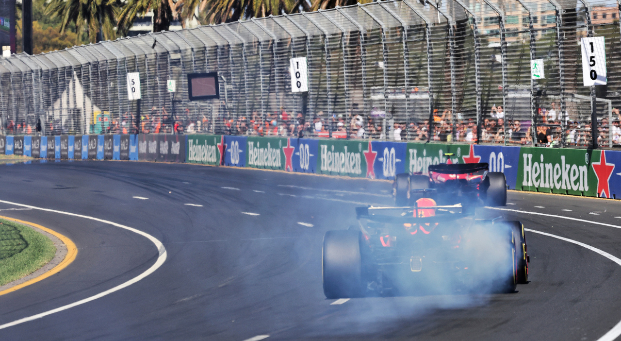 La Red Bull di Verstappen in fumo a Melbourne