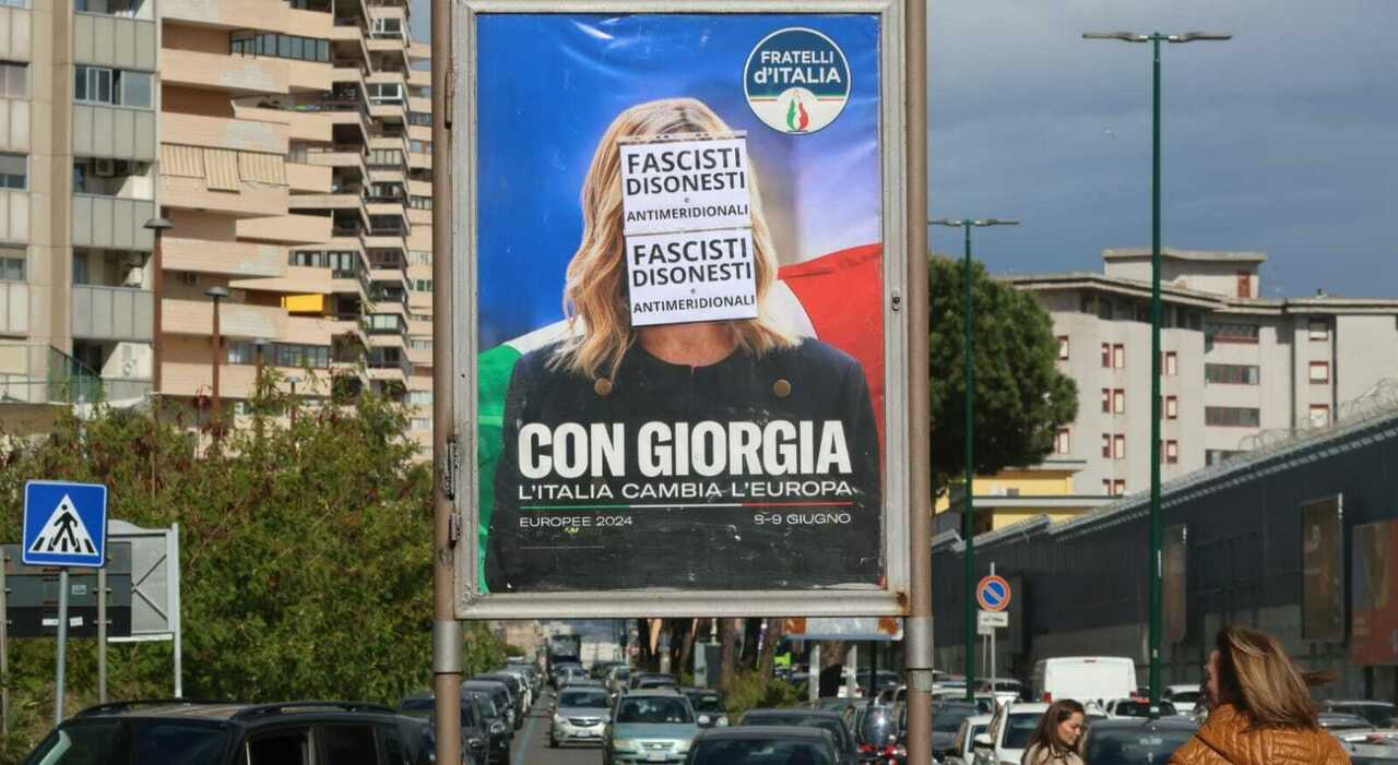Meloni, manifesti imbrattati a Napoli: «Azioni barbare, insulti e atteggiamenti di odio non sono più accettabili»