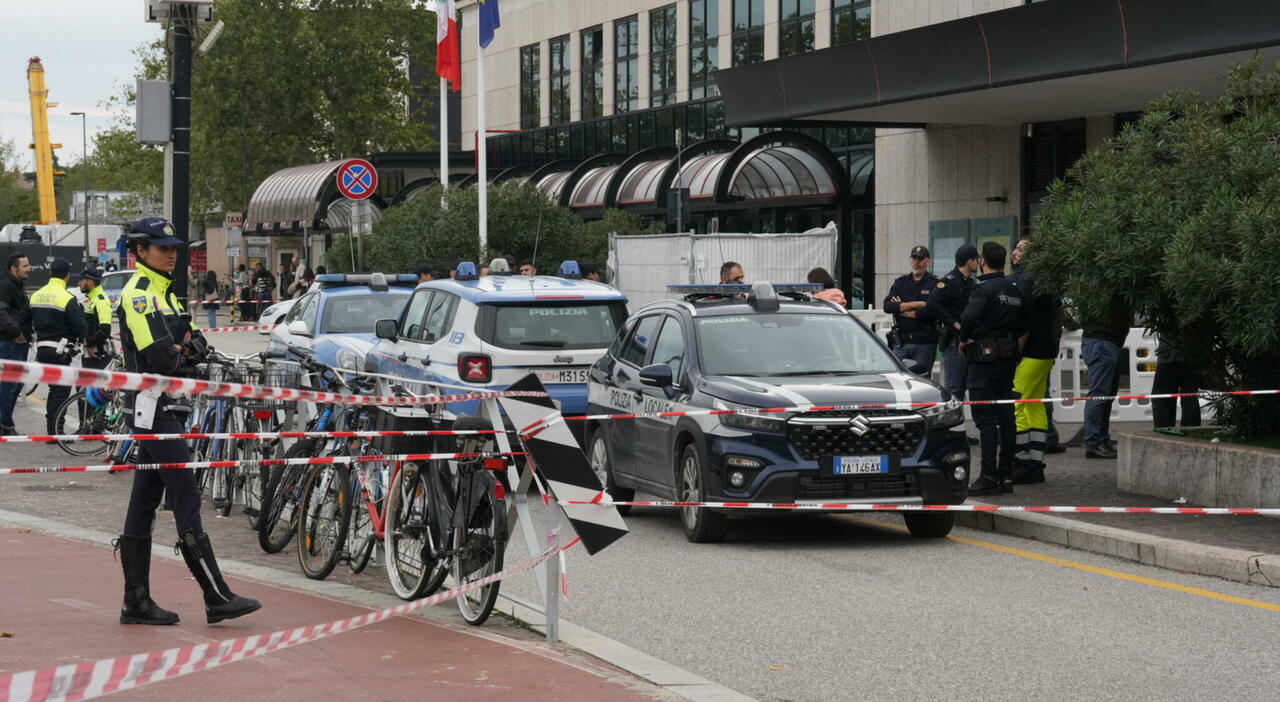 Aggredisce i vigili e tenta di accoltellare i poliziotti davanti alla stazione: uno degli agenti spara e uccide l