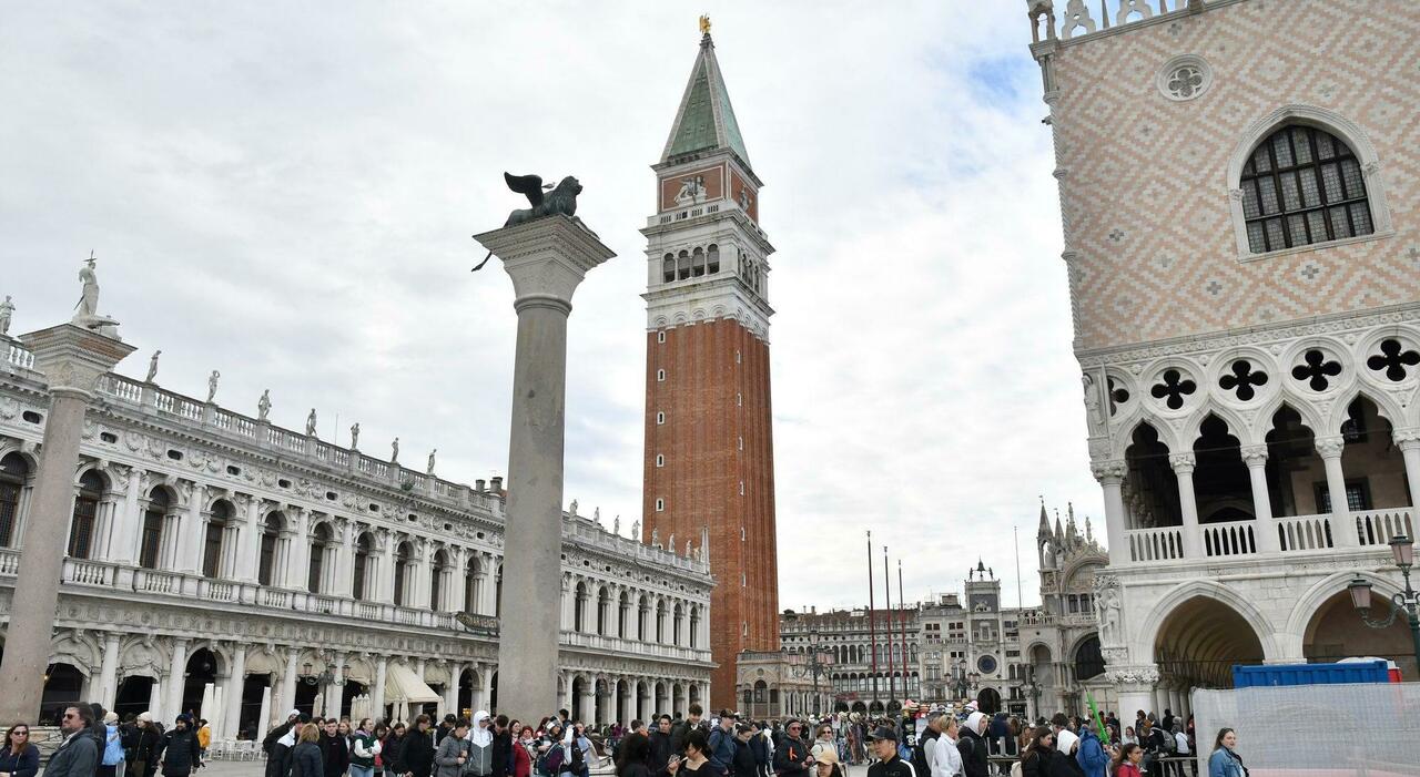 Venezia. Dalla cima del campanile di San Marco si staccano pezzi: scattano i controlli su cuspide e fondamenta