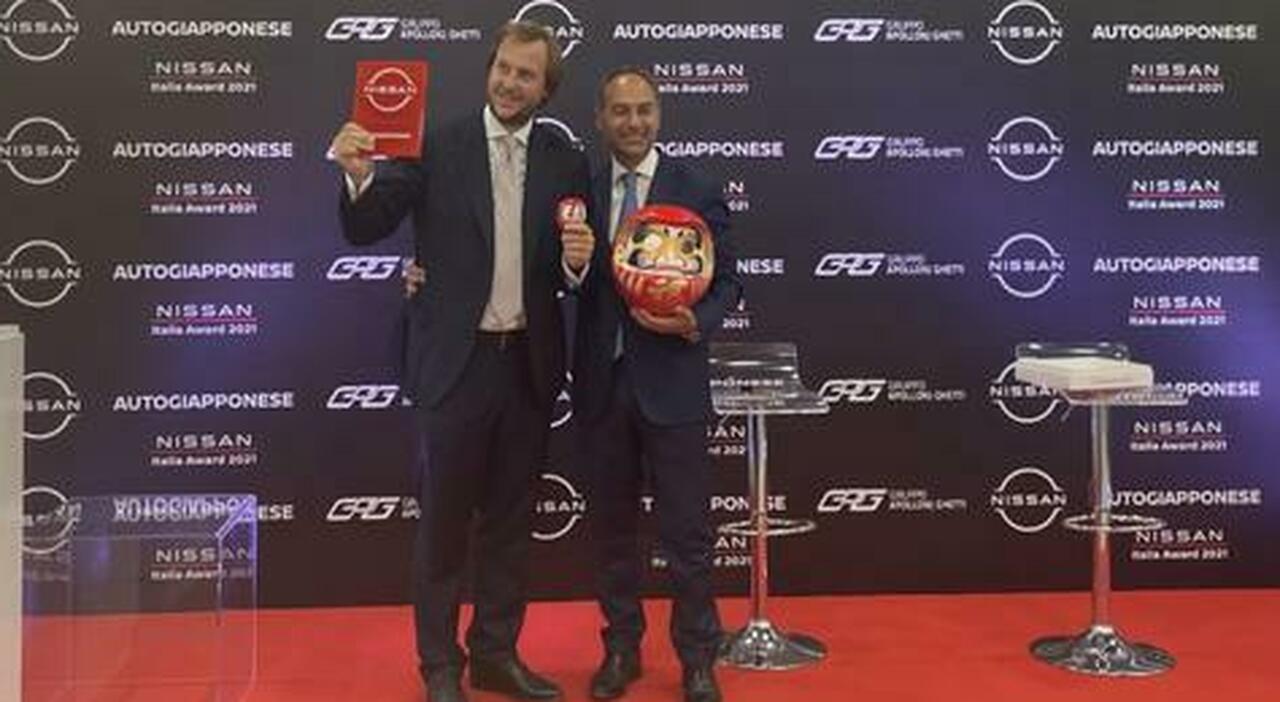 Da destra Marco Toro, Presidente e Amministratore Delegato di Nissan Italia consegna il Nissan Italia Award al titolare della concessionaria, Marco Apollonj Ghetti