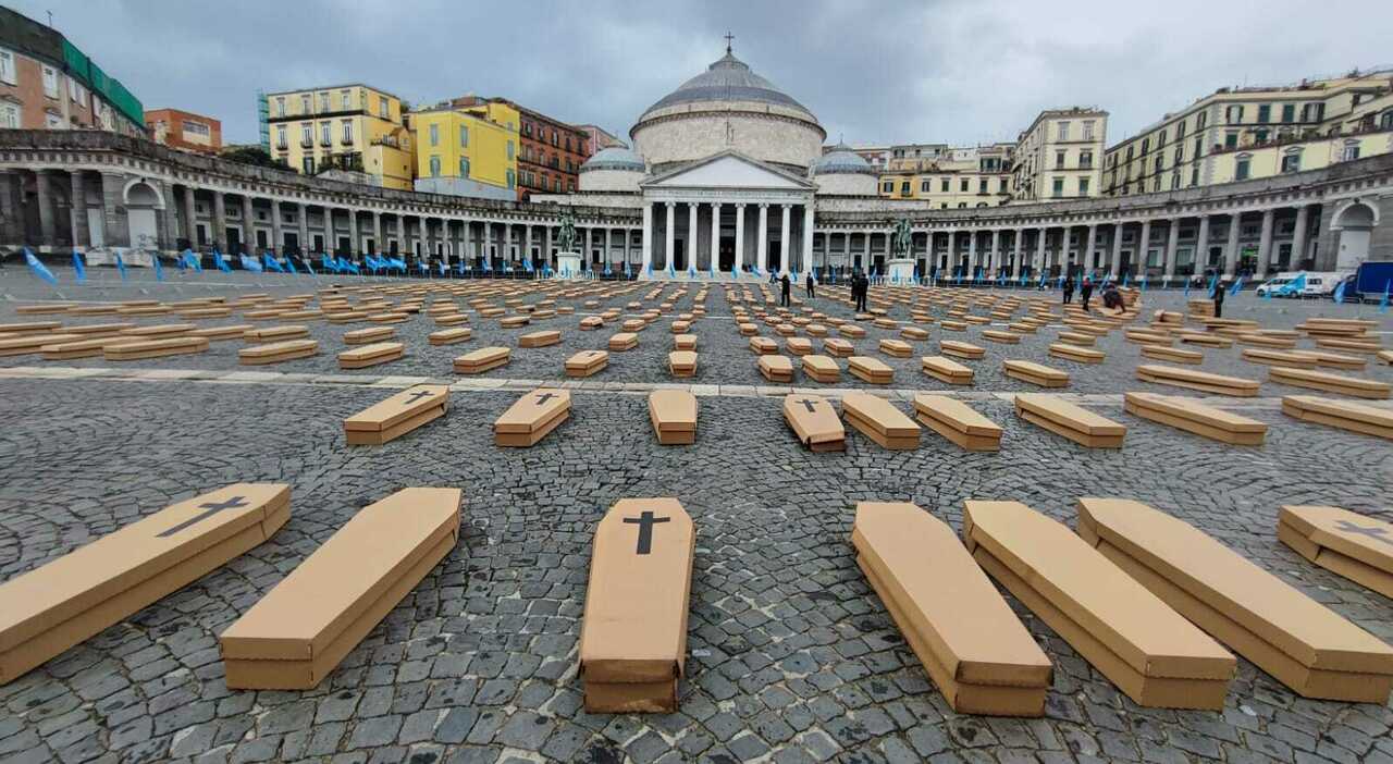 Piazza Plebiscito come un cimitero: 500 bare a Napoli contro le morti sul lavoro