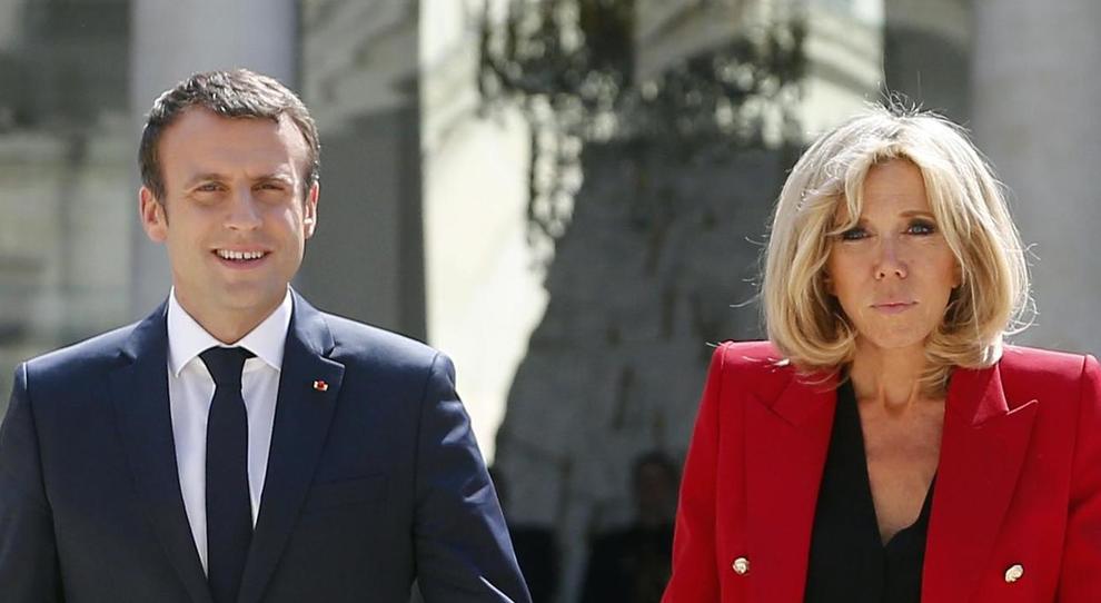 Il presidente Macron con la moglie