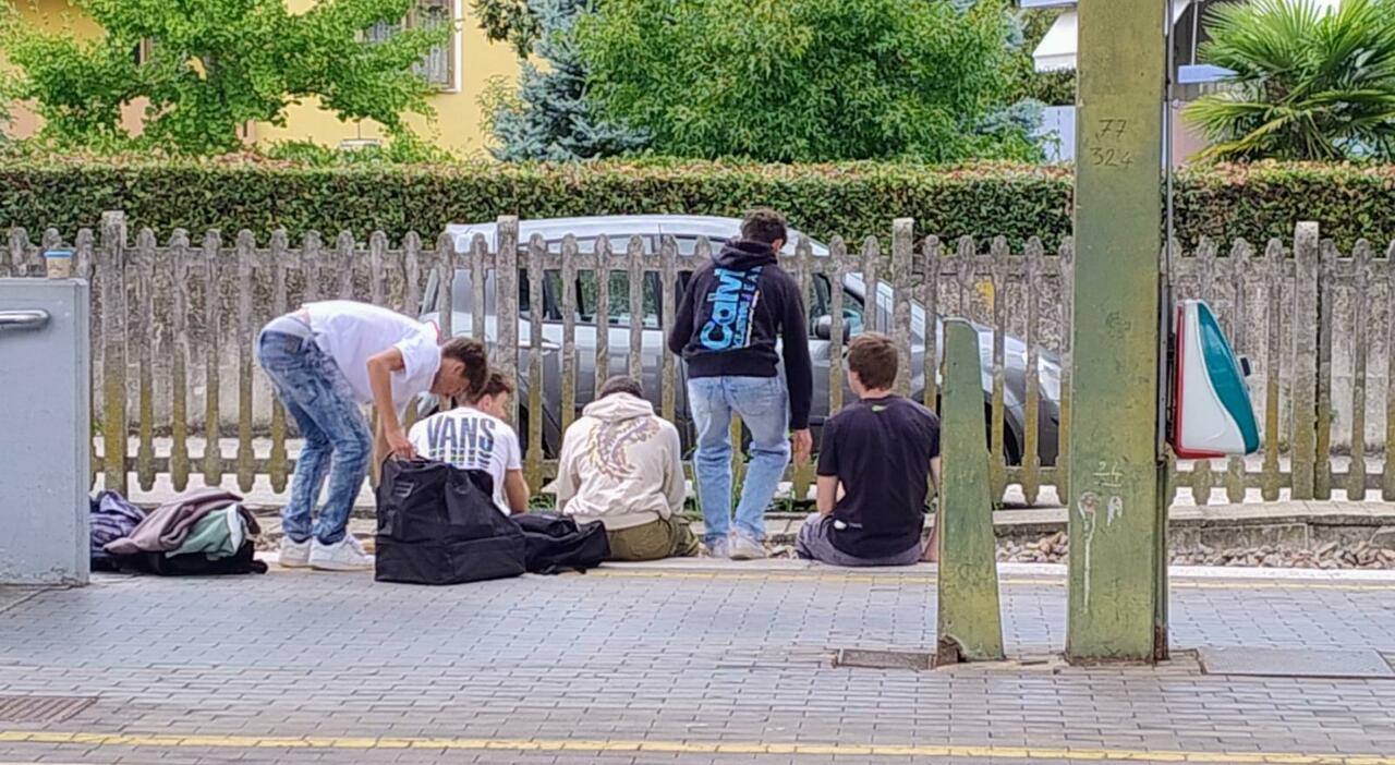 Pic nic sui binari della stazione, gruppo di ragazzi sfida le ferrovie