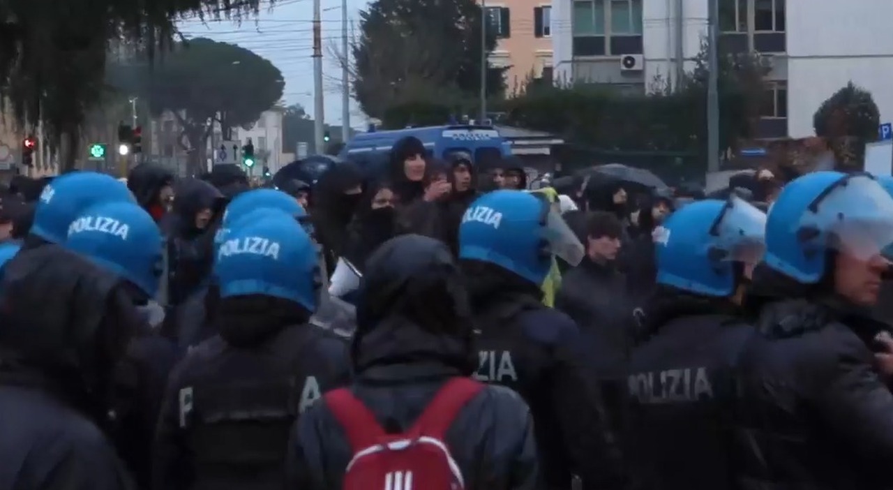 Clashes in Rome between Protesters and Police Forces at the March for Ilaria Salis