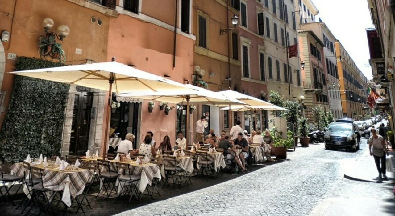 Roma, auto travolge tavolini del ristorante Tonnarello a Trastevere: ferita una bimba di 5 anni. Il veicolo è poi fuggito