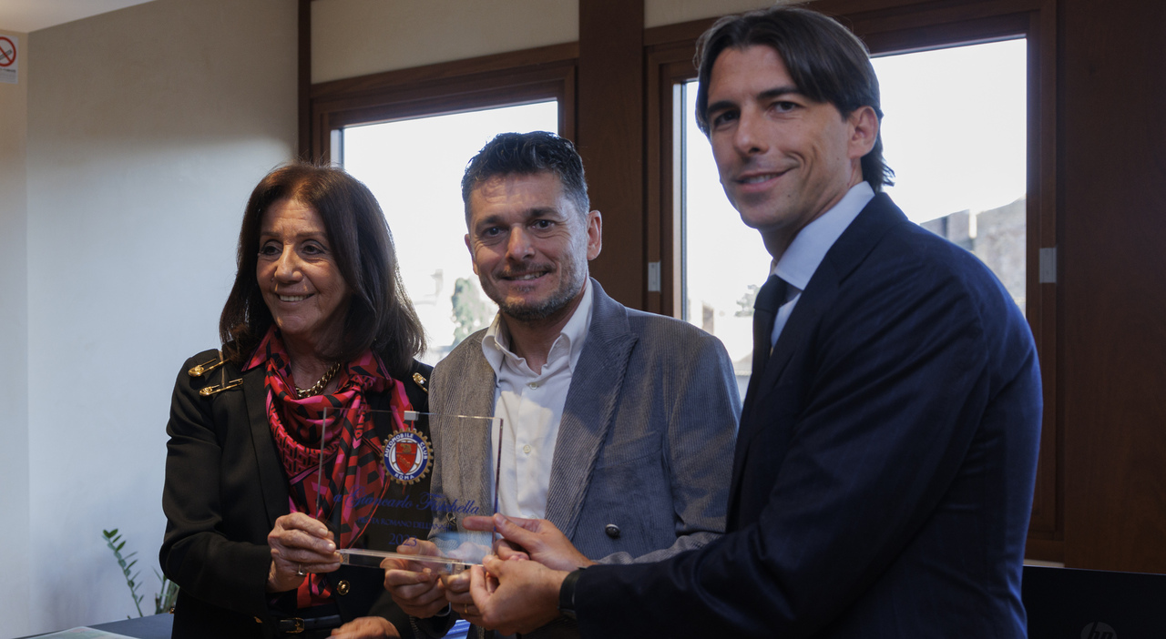 Giancarlo Fisichella al centro, menre riceve il premio da Giuseppina Fusco (Presidente dell’Automobile Club Roma) e Alessandro Onorato, Assessore di Roma Capitale ai grandi eventi, turismo, sport e moda.